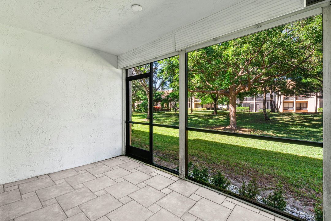 合同活跃: $289,500 (2 贝兹, 2 浴室, 1100 平方英尺)