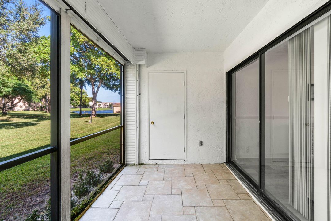 合同活跃: $289,500 (2 贝兹, 2 浴室, 1100 平方英尺)