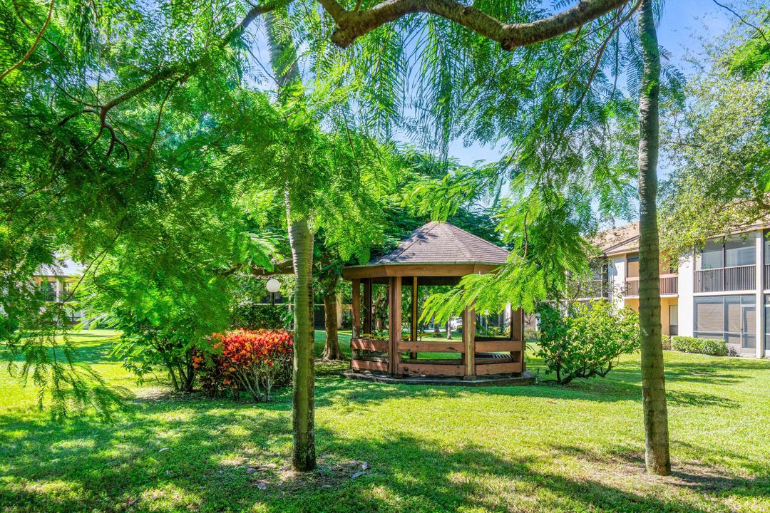 合同活跃: $289,500 (2 贝兹, 2 浴室, 1100 平方英尺)