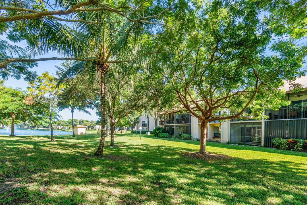 合同活跃: $289,500 (2 贝兹, 2 浴室, 1100 平方英尺)