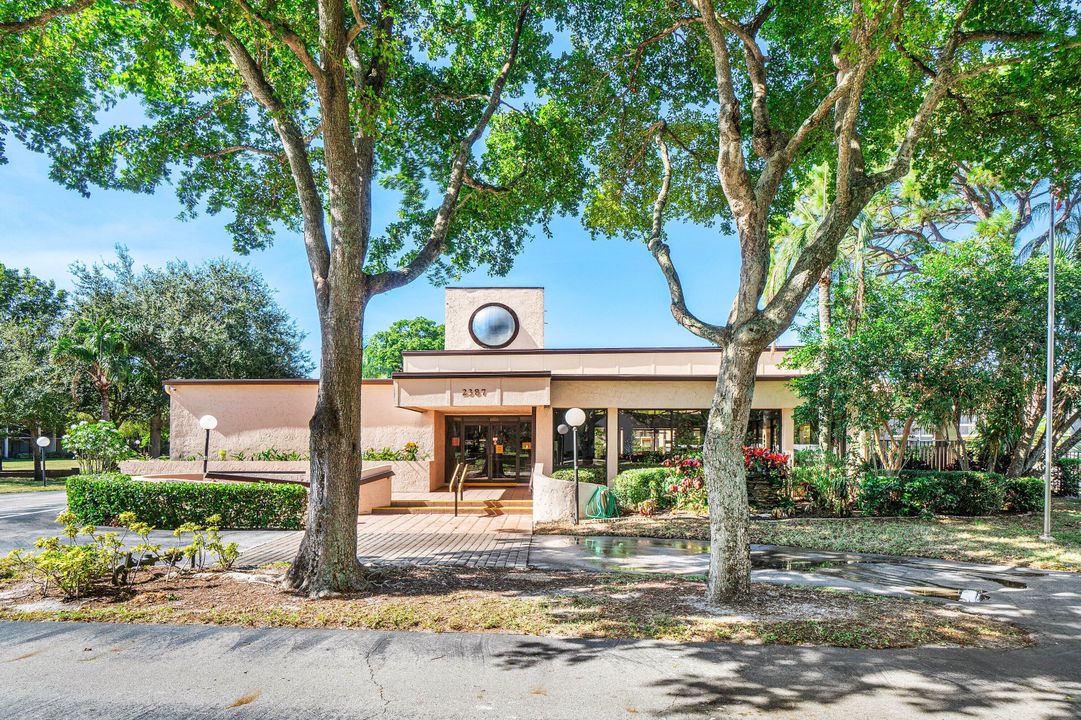 合同活跃: $289,500 (2 贝兹, 2 浴室, 1100 平方英尺)