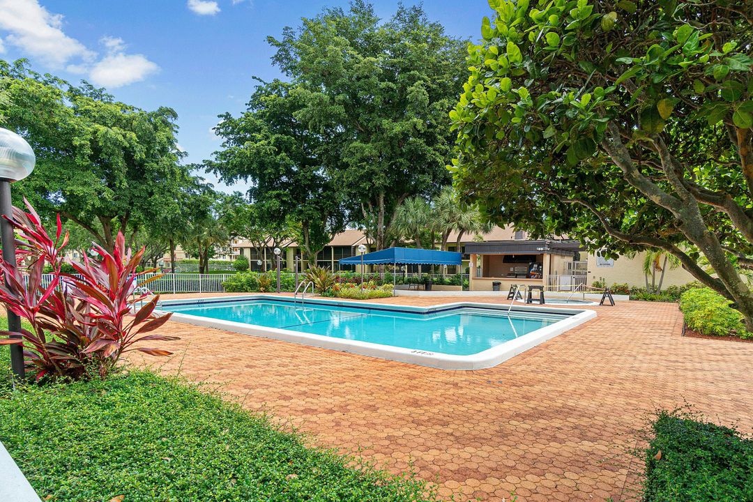 合同活跃: $289,500 (2 贝兹, 2 浴室, 1100 平方英尺)