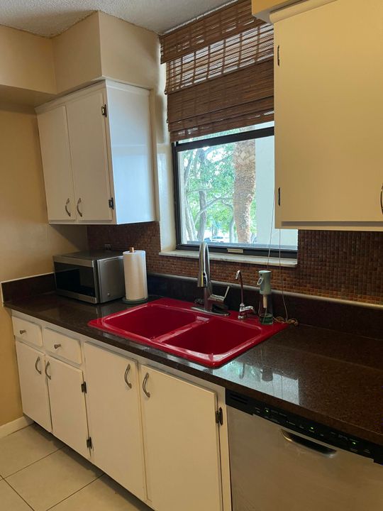 For Rent: $3,000 (1 beds, 1 baths, 798 Square Feet)