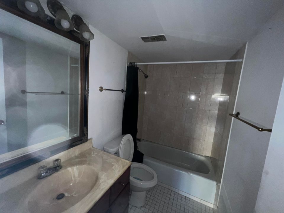 待售: $89,000 (1 贝兹, 1 浴室, 767 平方英尺)