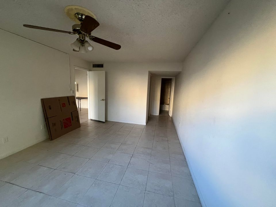 待售: $89,000 (1 贝兹, 1 浴室, 767 平方英尺)