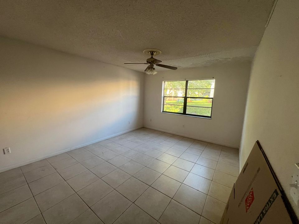 待售: $89,000 (1 贝兹, 1 浴室, 767 平方英尺)