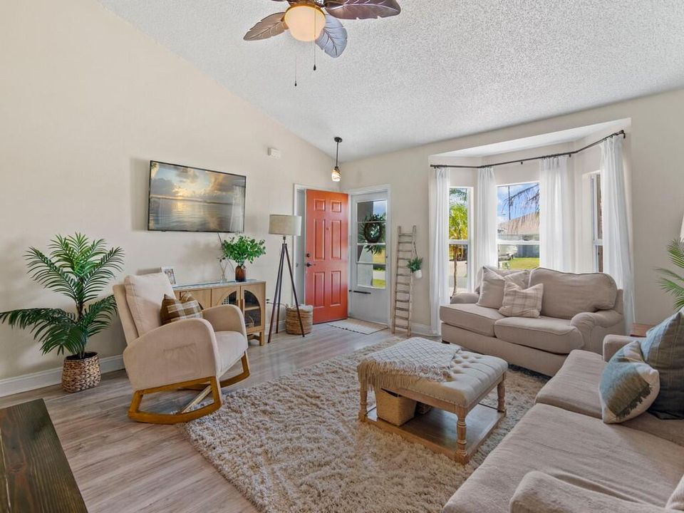 待售: $290,000 (3 贝兹, 2 浴室, 1350 平方英尺)