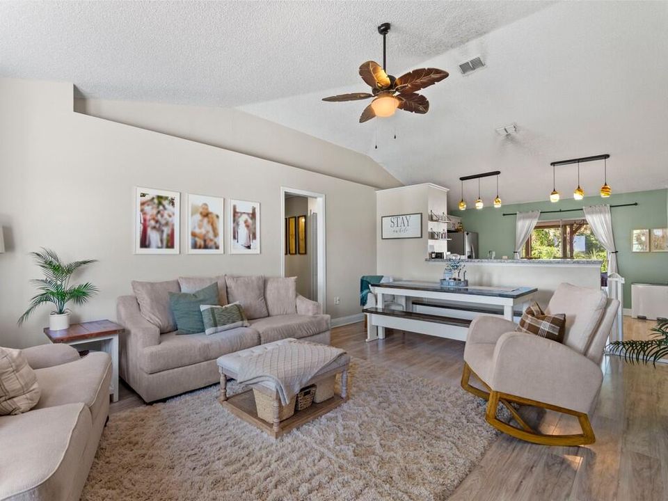 待售: $290,000 (3 贝兹, 2 浴室, 1350 平方英尺)