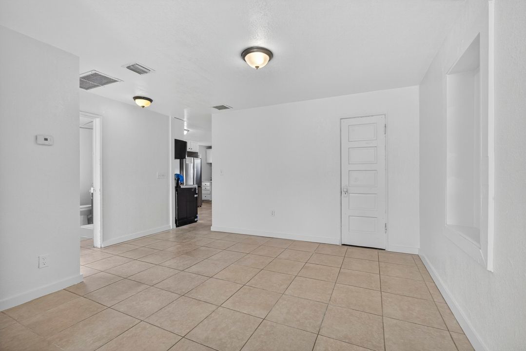 For Sale: $350,000 (5 beds, 1 baths, 1172 Square Feet)