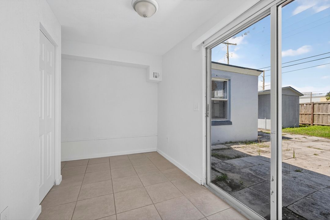 For Sale: $350,000 (5 beds, 1 baths, 1172 Square Feet)