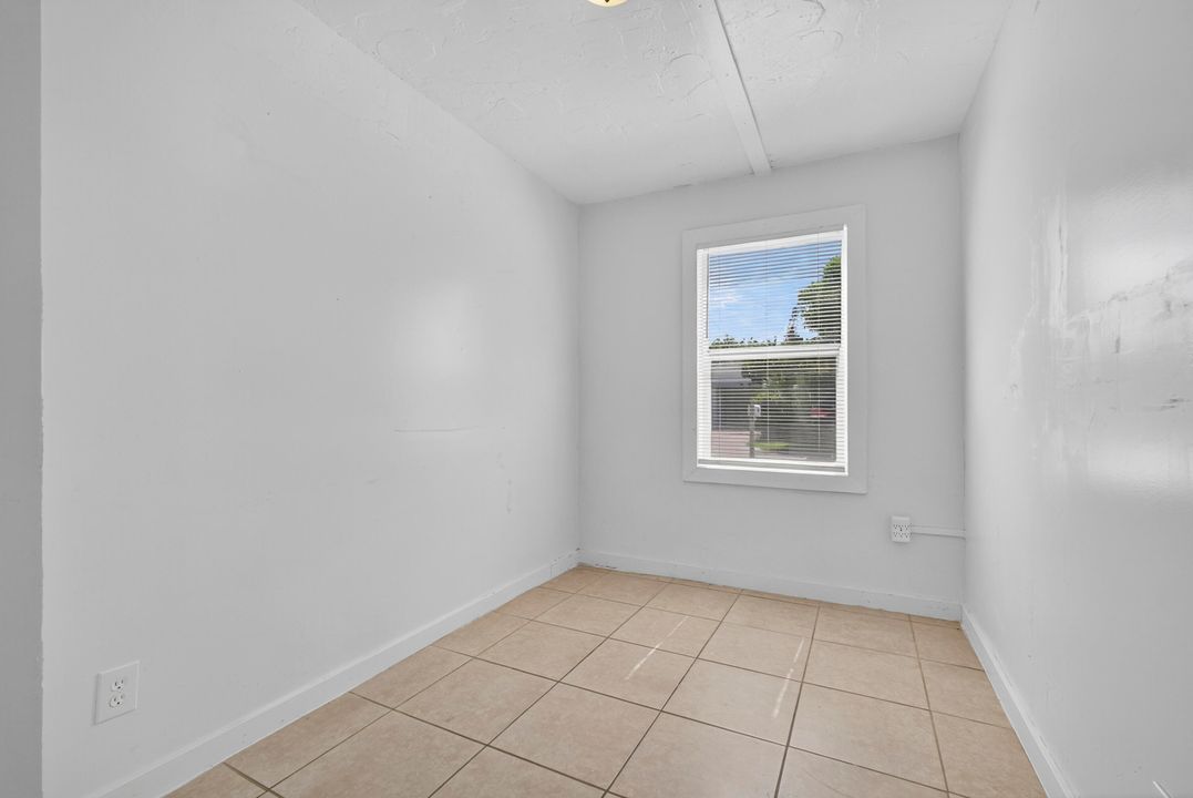 For Sale: $350,000 (5 beds, 1 baths, 1172 Square Feet)