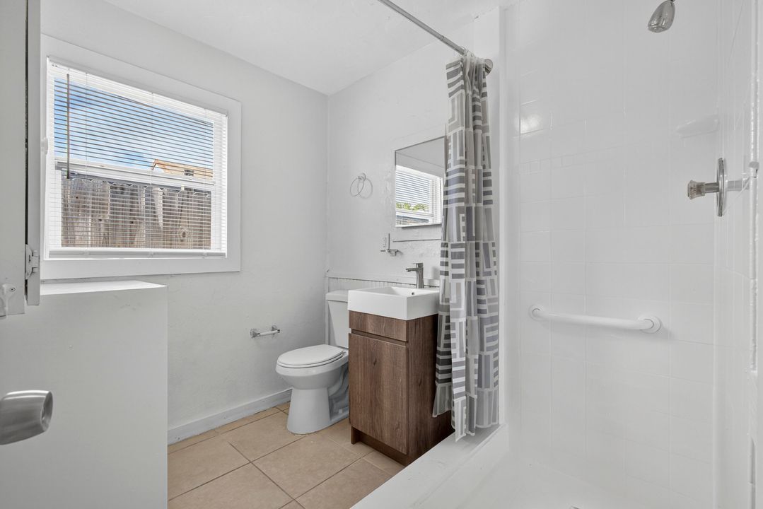 For Sale: $350,000 (5 beds, 1 baths, 1172 Square Feet)