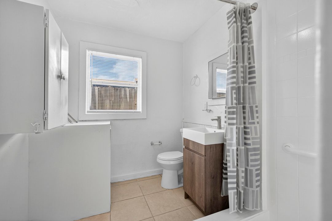 For Sale: $350,000 (5 beds, 1 baths, 1172 Square Feet)