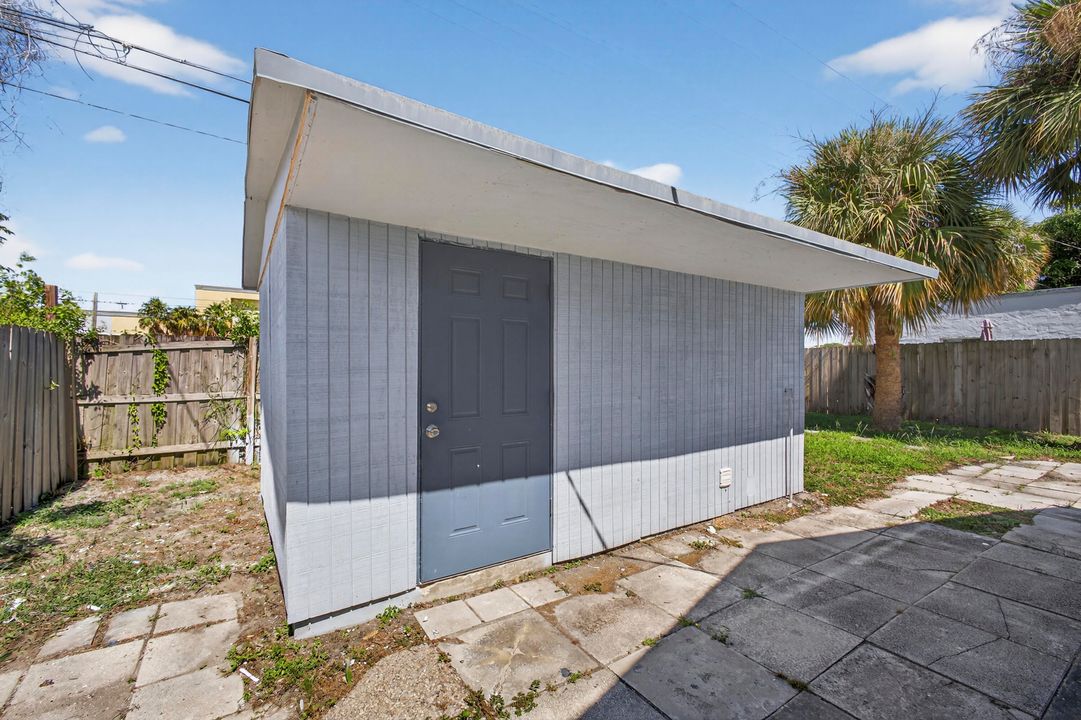 For Sale: $350,000 (5 beds, 1 baths, 1172 Square Feet)