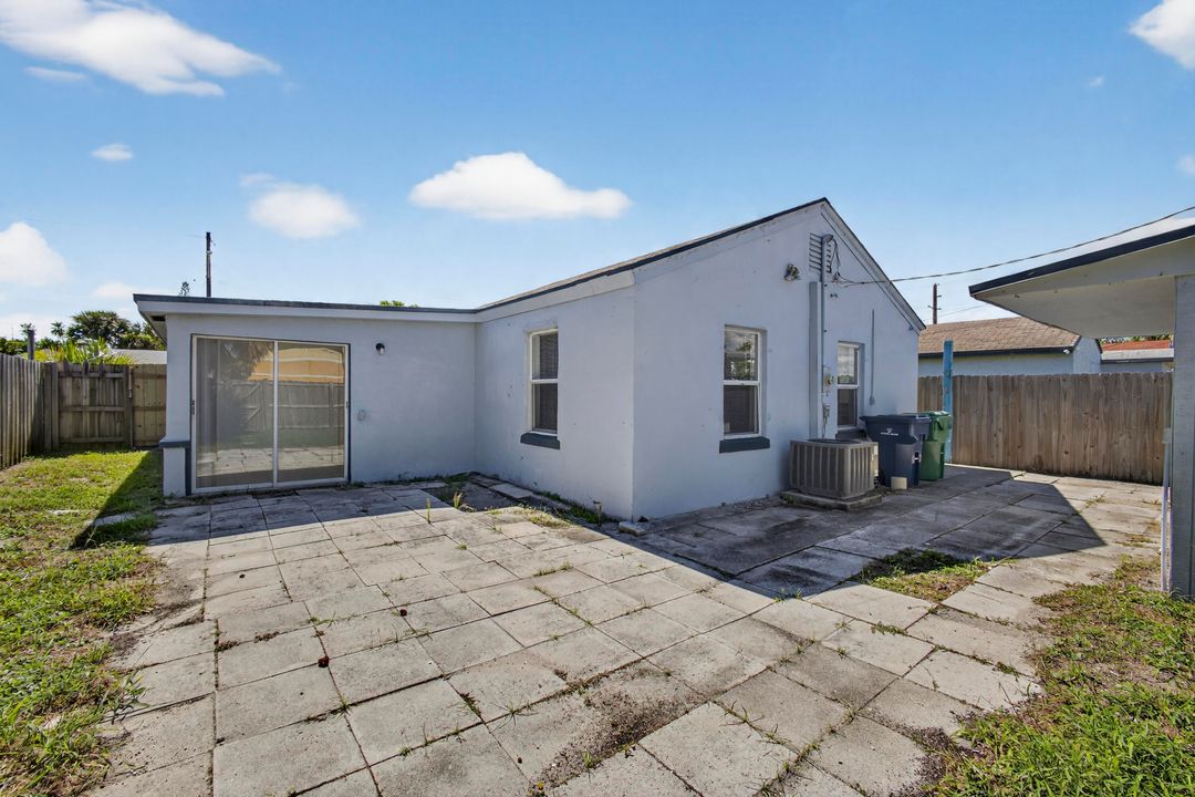 For Sale: $350,000 (5 beds, 1 baths, 1172 Square Feet)