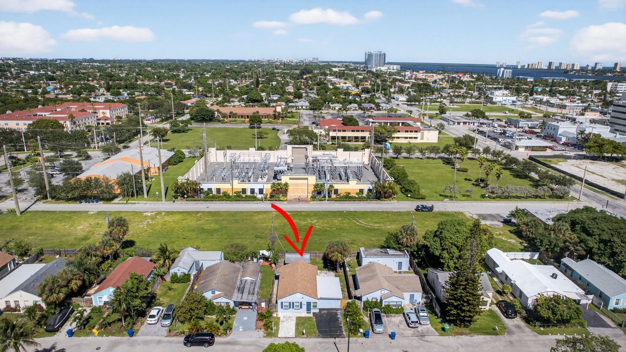 For Sale: $350,000 (5 beds, 1 baths, 1172 Square Feet)