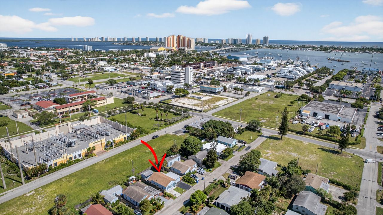 For Sale: $350,000 (5 beds, 1 baths, 1172 Square Feet)