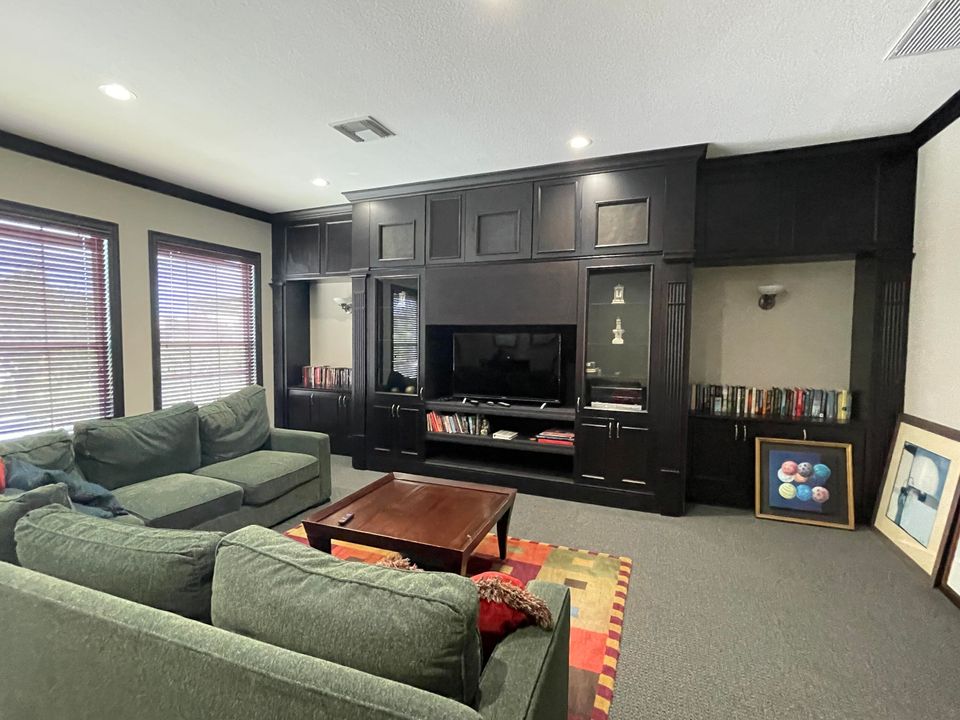 For Rent: $1,950 (3 beds, 2 baths, 1467 Square Feet)