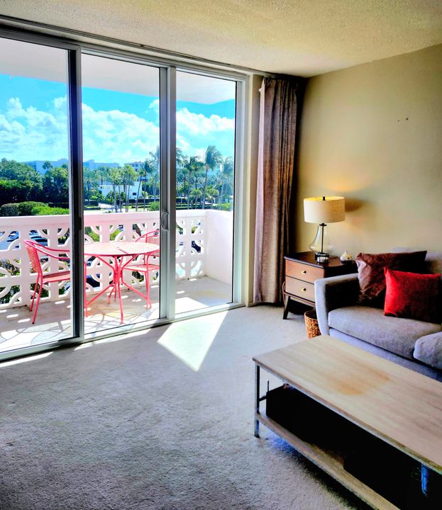 Recently Rented: $3,450 (1 beds, 1 baths, 724 Square Feet)