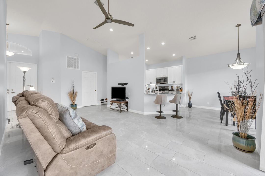 Active With Contract: $3,000 (2 beds, 2 baths, 1719 Square Feet)