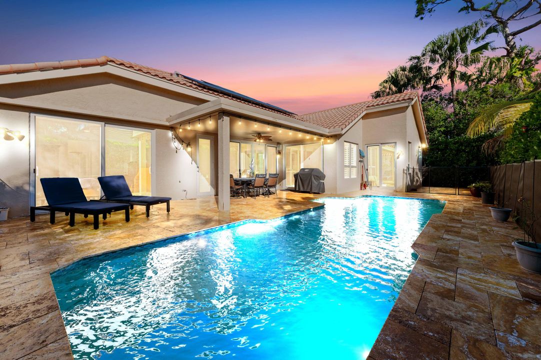 合同活跃: $825,000 (4 贝兹, 3 浴室, 2367 平方英尺)