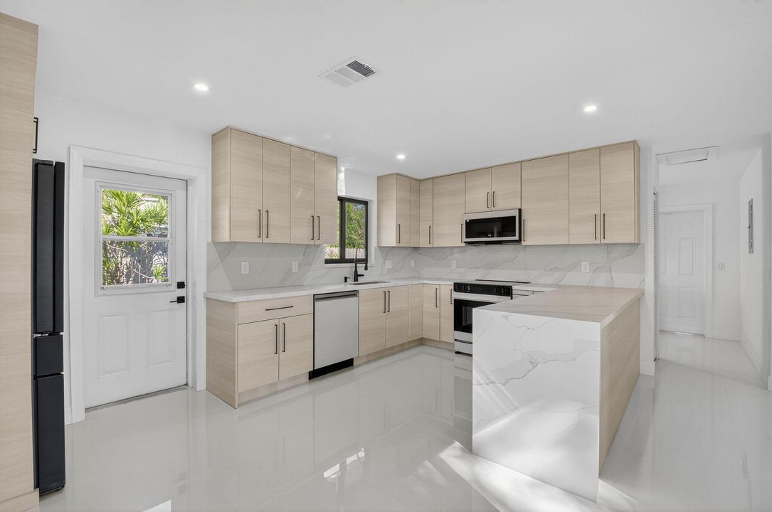 В аренду: $9,500 (2 спален, 1 ванн, 1203 Квадратных фут)