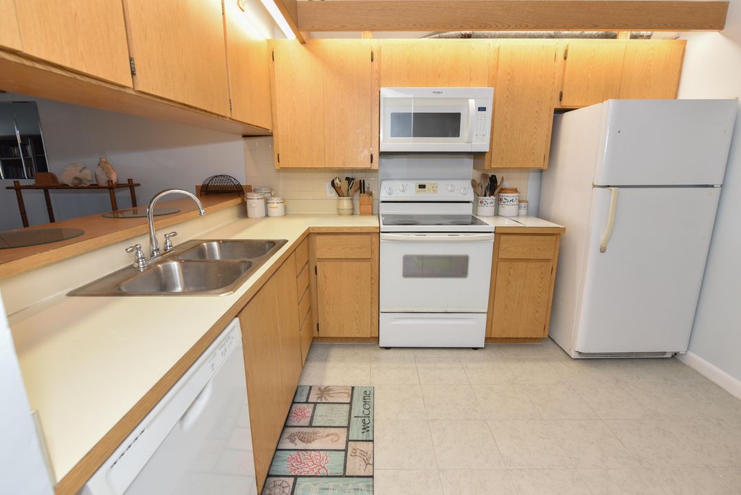 Active With Contract: $3,000 (2 beds, 2 baths, 1332 Square Feet)