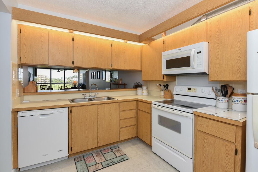 Active With Contract: $3,000 (2 beds, 2 baths, 1332 Square Feet)