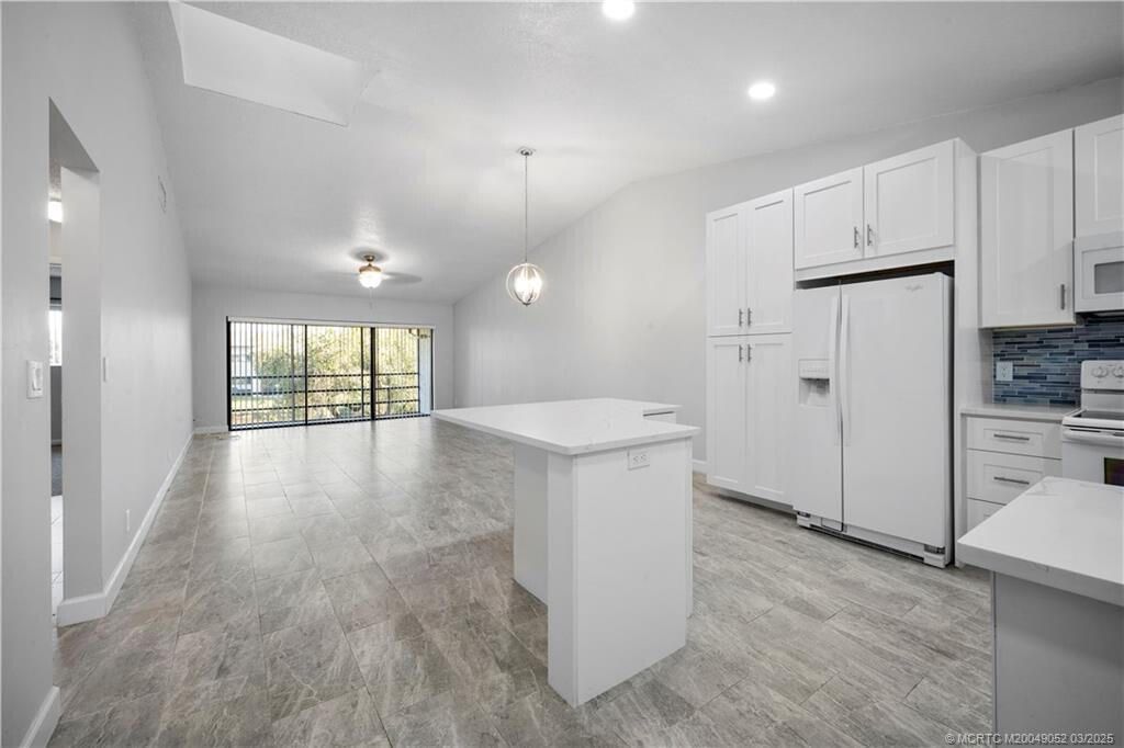 For Rent: $1,900 (2 beds, 2 baths, 1209 Square Feet)