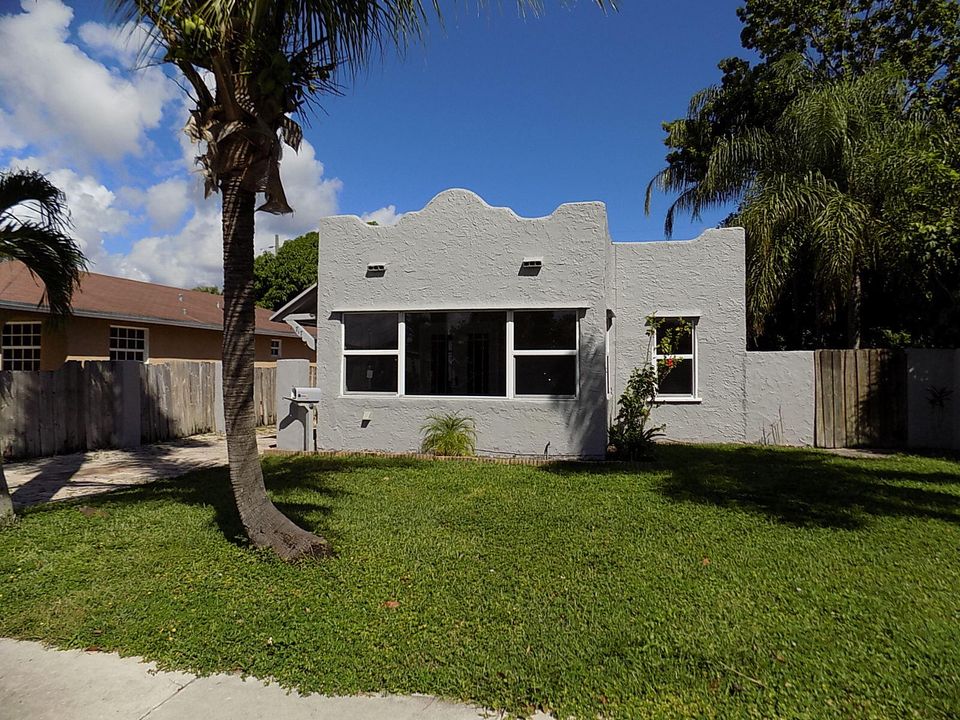 Active With Contract: $355,000 (2 beds, 1 baths, 956 Square Feet)