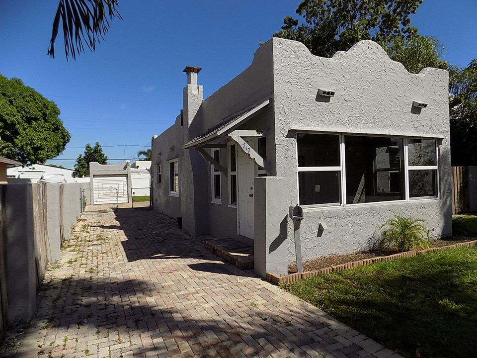 Active With Contract: $355,000 (2 beds, 1 baths, 956 Square Feet)