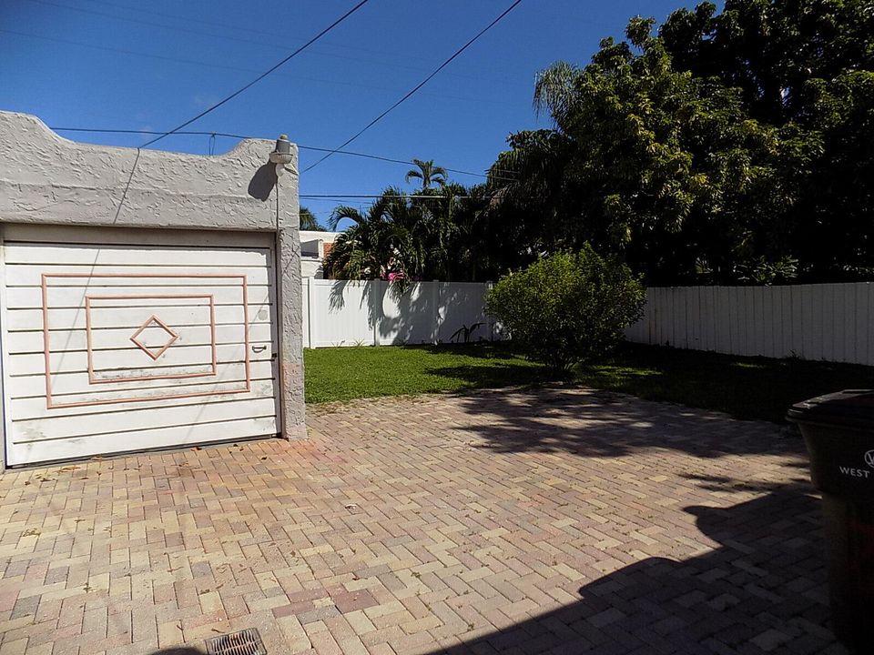 Active With Contract: $355,000 (2 beds, 1 baths, 956 Square Feet)