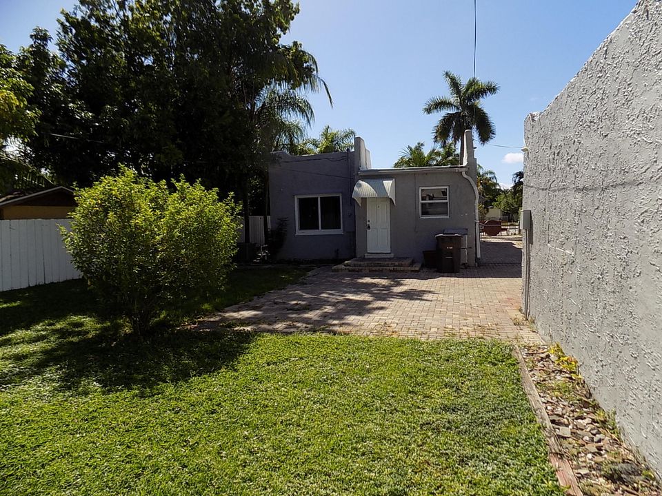 Active With Contract: $355,000 (2 beds, 1 baths, 956 Square Feet)