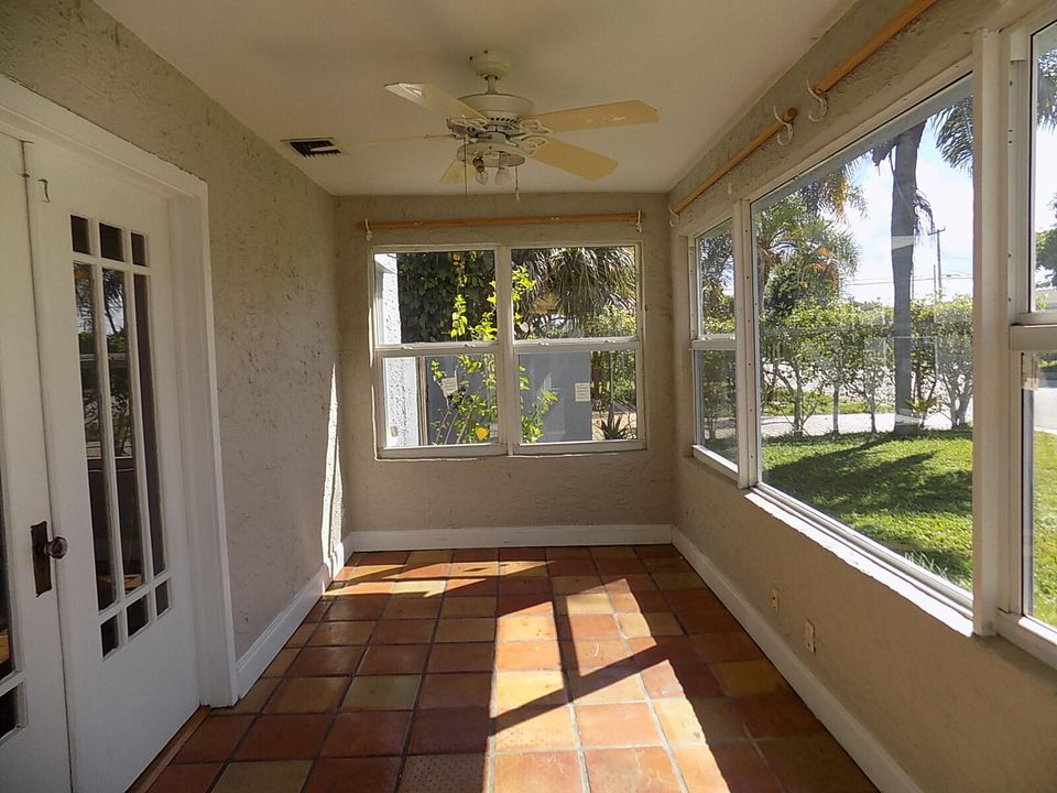 Active With Contract: $355,000 (2 beds, 1 baths, 956 Square Feet)