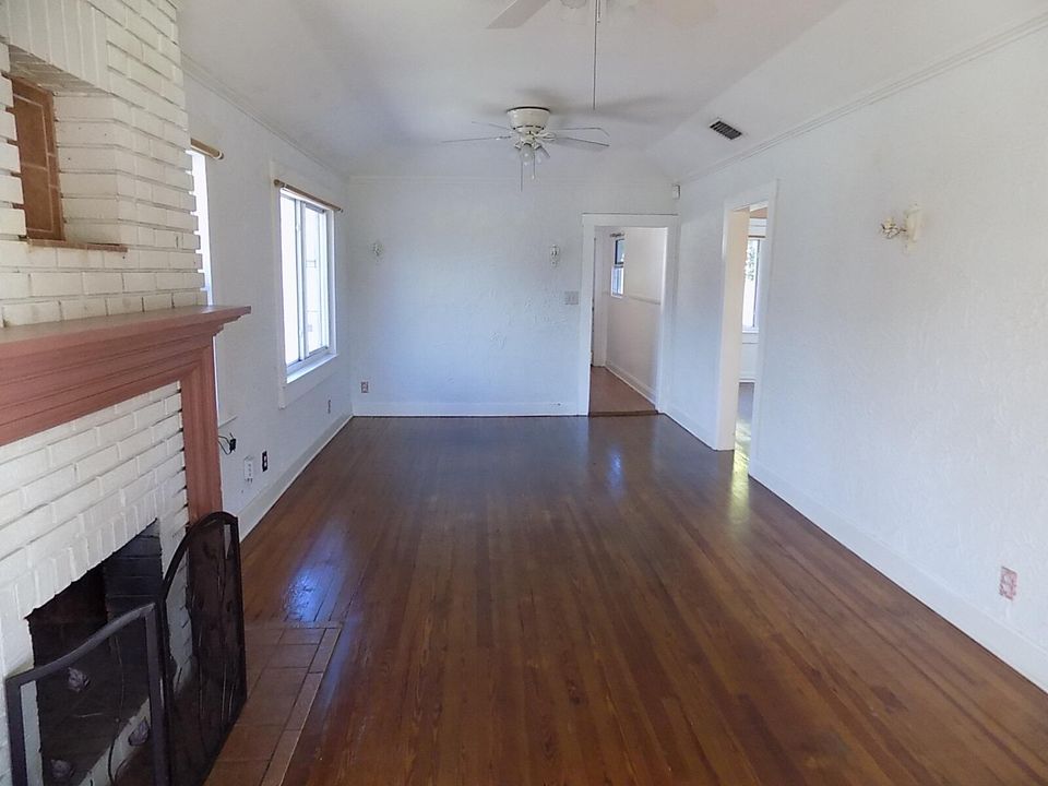 Active With Contract: $355,000 (2 beds, 1 baths, 956 Square Feet)