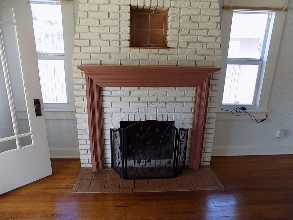 Active With Contract: $355,000 (2 beds, 1 baths, 956 Square Feet)