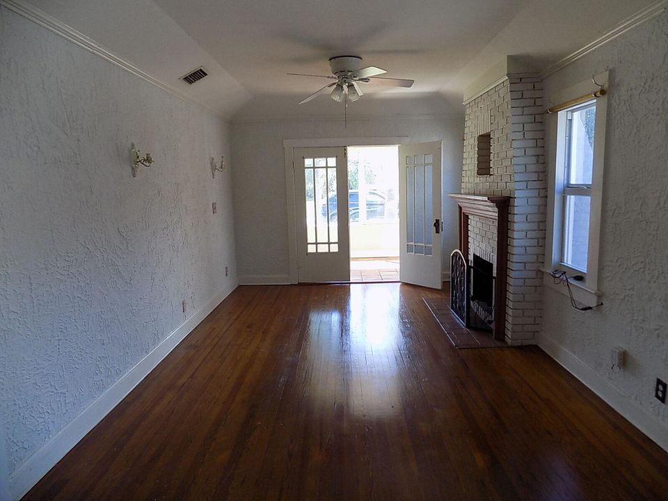 Active With Contract: $355,000 (2 beds, 1 baths, 956 Square Feet)