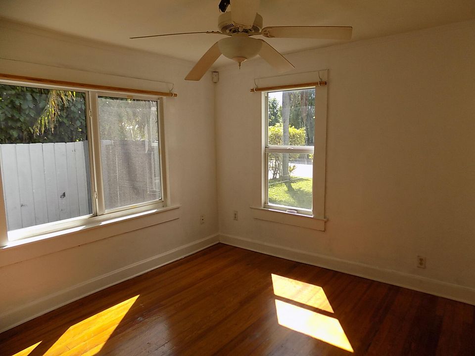 Active With Contract: $355,000 (2 beds, 1 baths, 956 Square Feet)