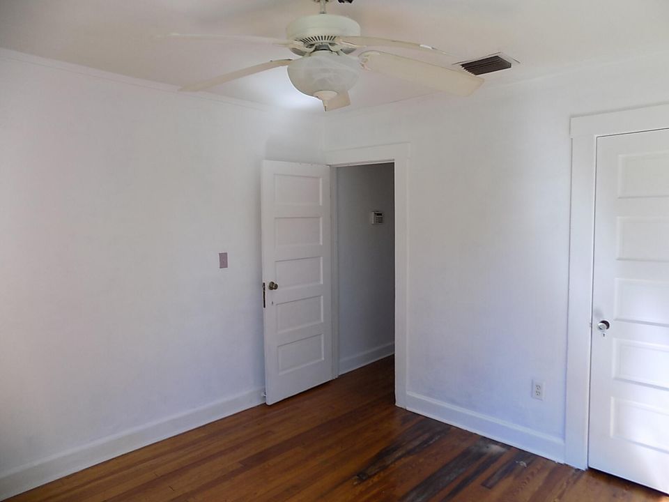 Active With Contract: $355,000 (2 beds, 1 baths, 956 Square Feet)