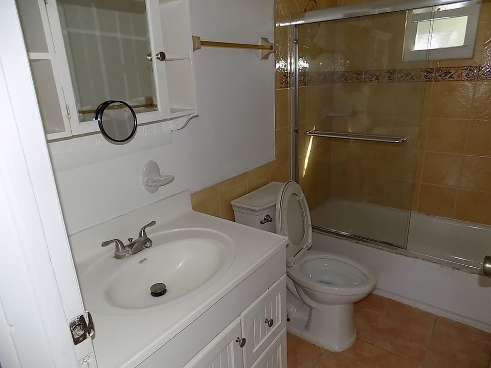 Active With Contract: $355,000 (2 beds, 1 baths, 956 Square Feet)