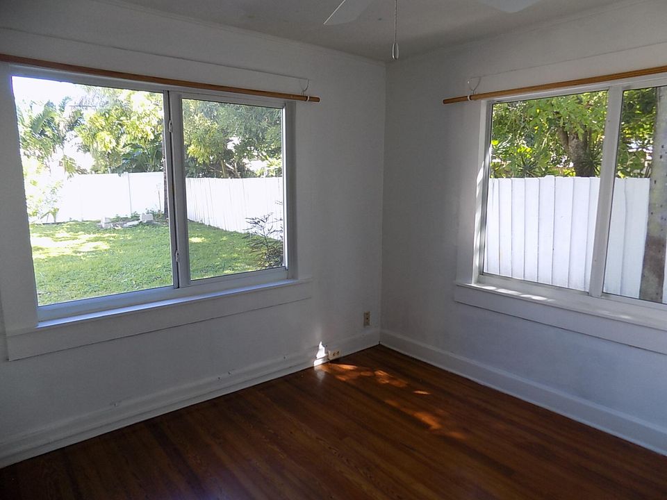 Active With Contract: $355,000 (2 beds, 1 baths, 956 Square Feet)