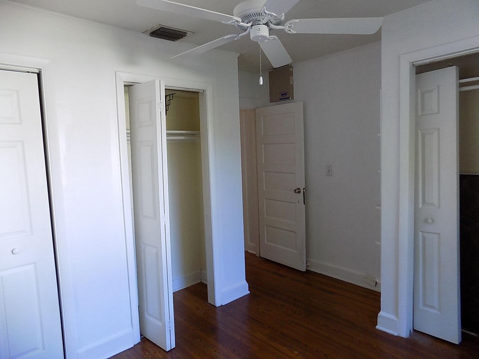 Active With Contract: $355,000 (2 beds, 1 baths, 956 Square Feet)