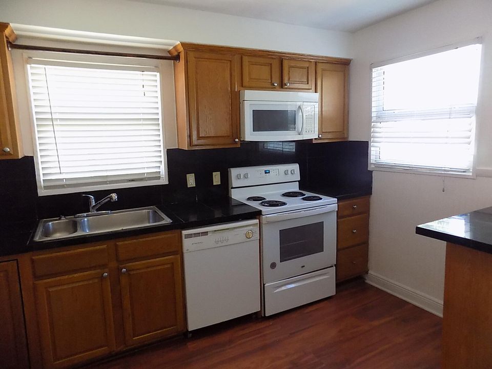 Active With Contract: $355,000 (2 beds, 1 baths, 956 Square Feet)