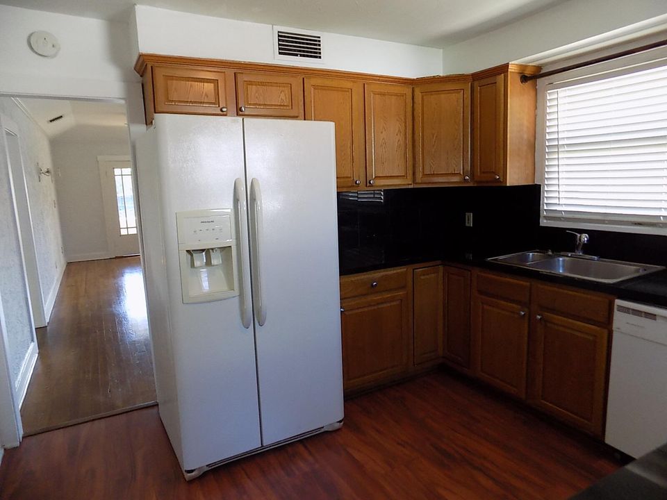 Active With Contract: $355,000 (2 beds, 1 baths, 956 Square Feet)