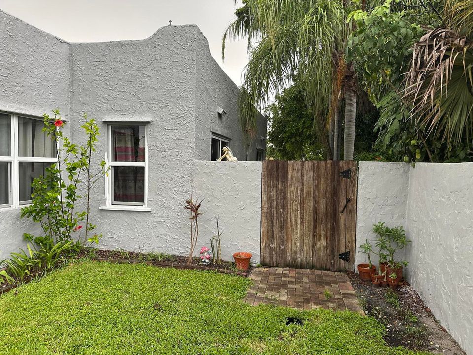 Active With Contract: $355,000 (2 beds, 1 baths, 956 Square Feet)