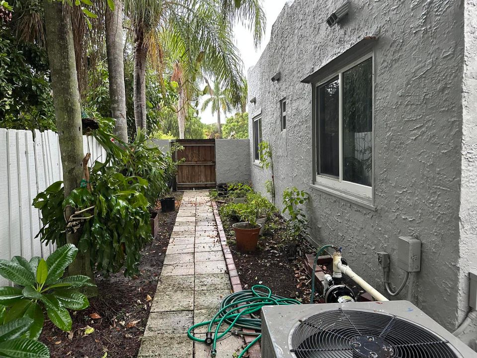 Active With Contract: $355,000 (2 beds, 1 baths, 956 Square Feet)