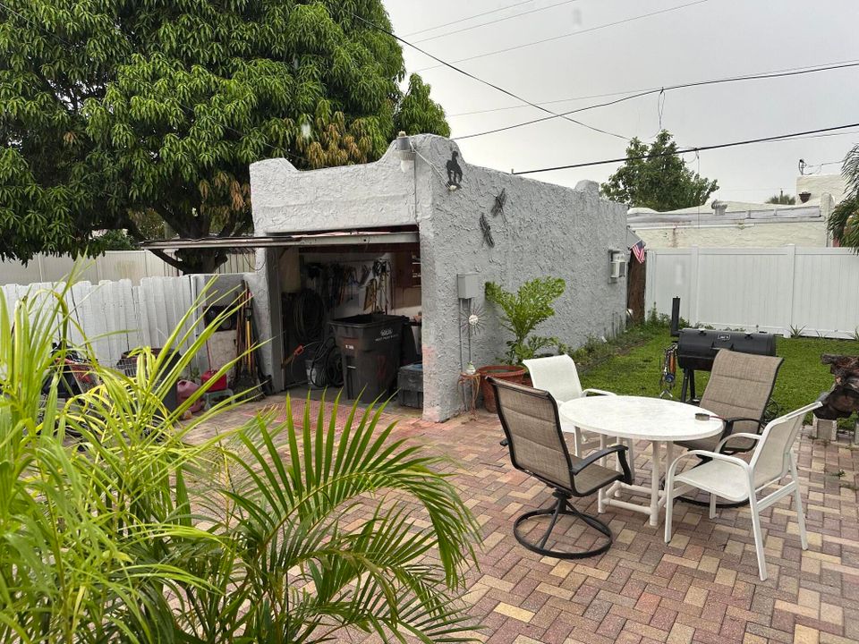 Active With Contract: $355,000 (2 beds, 1 baths, 956 Square Feet)
