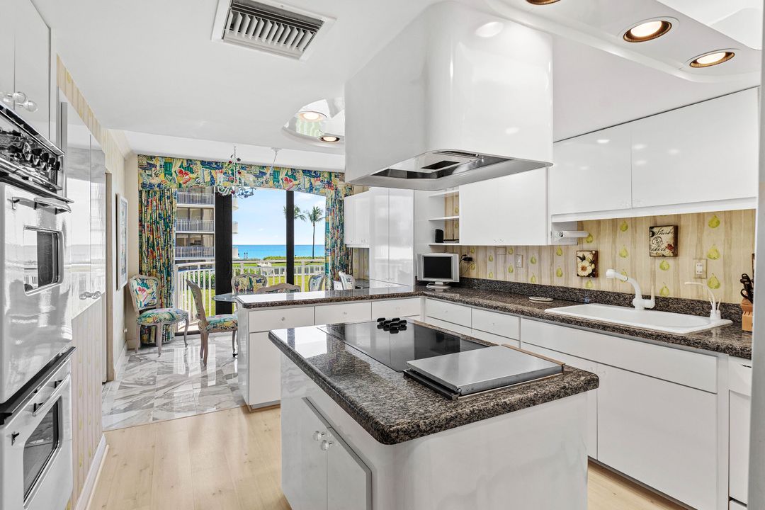 For Sale: $2,299,000 (3 beds, 3 baths, 2434 Square Feet)