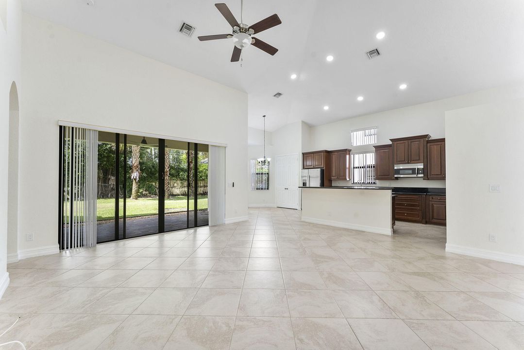 合同活跃: $4,900 (5 贝兹, 4 浴室, 3379 平方英尺)