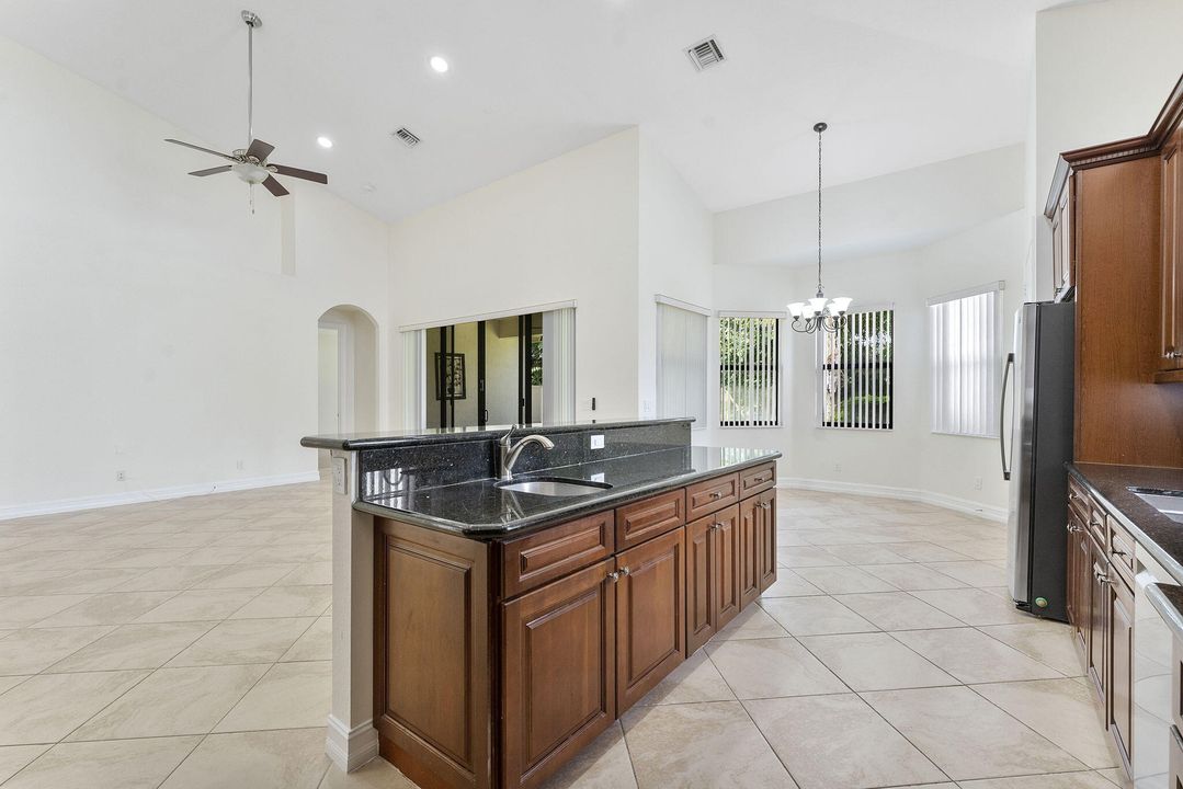 合同活跃: $4,900 (5 贝兹, 4 浴室, 3379 平方英尺)